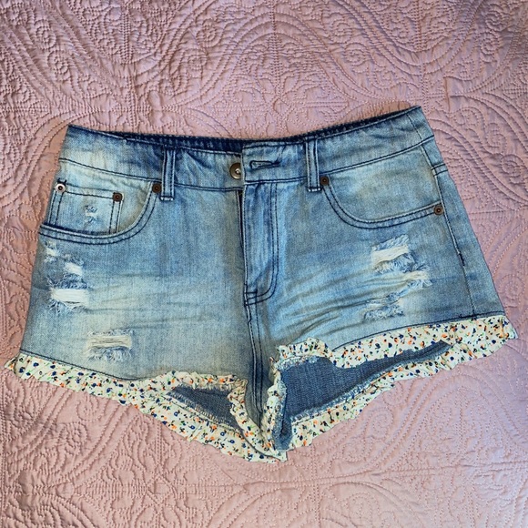 DETAILED JEAN SHORTS - Picture 1 of 2